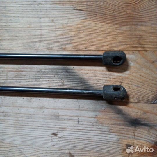 Амортизаторы двери багажника Ford Fiesta