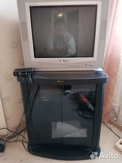 Продаю телевизор и тумбочку можно отдельно