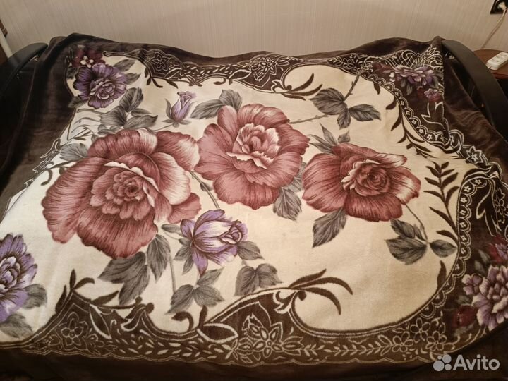 Пледы и покрывало