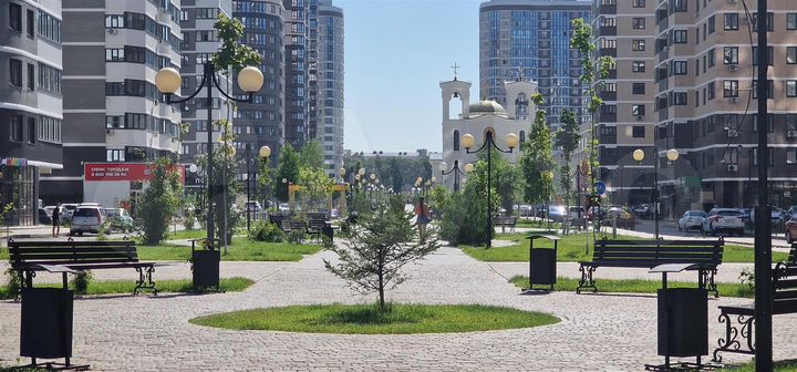 Торговая площадь, фасад на аллею, 80 м²