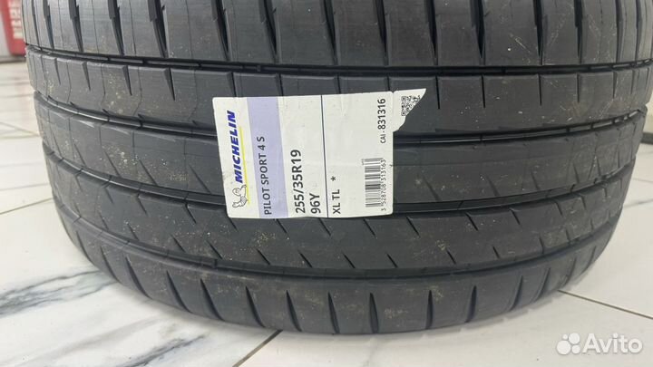 Michelin Pilot Sport 4 S 225/40 R19 и 255/35 R19