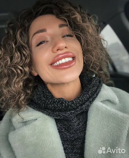 Модель на афрокудри