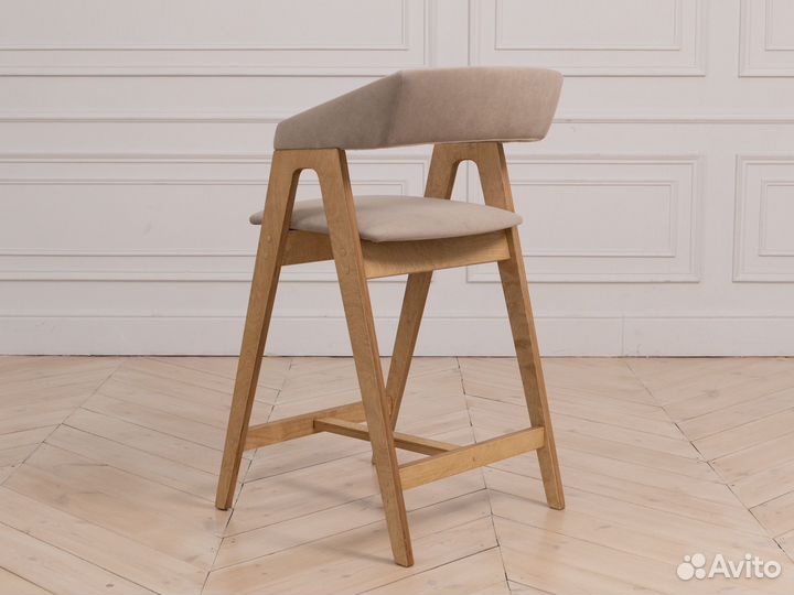 Полубарный стул