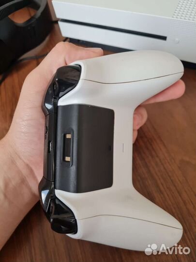 Xbox one s 500 gb + зарядная станция + наушники