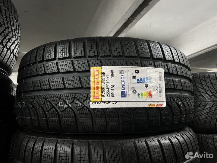 Pirelli P Zero Winter 285/40 R19 и 255/45 R19 107V