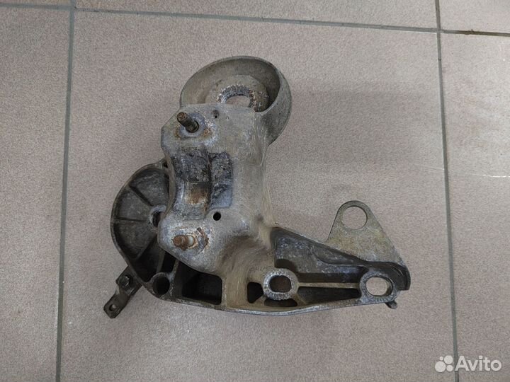 Кронштейн опоры двс правый Audi A6 C6 4F0199352E