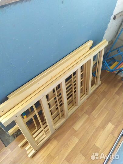 Детская кроватка с маятником и матрасом