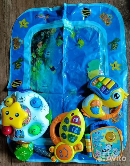 Детские игрушки и водный коврик