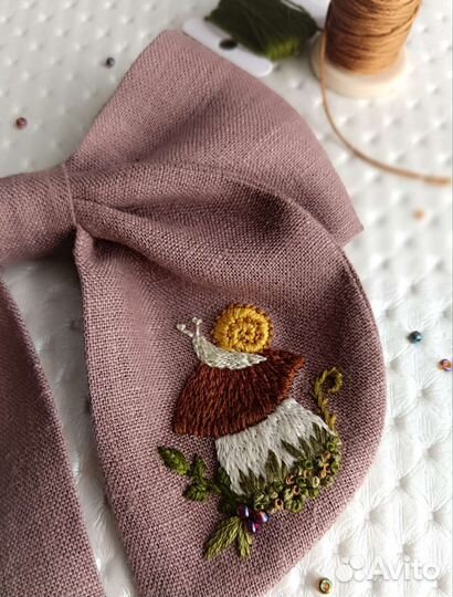 Бант с вышивкой 