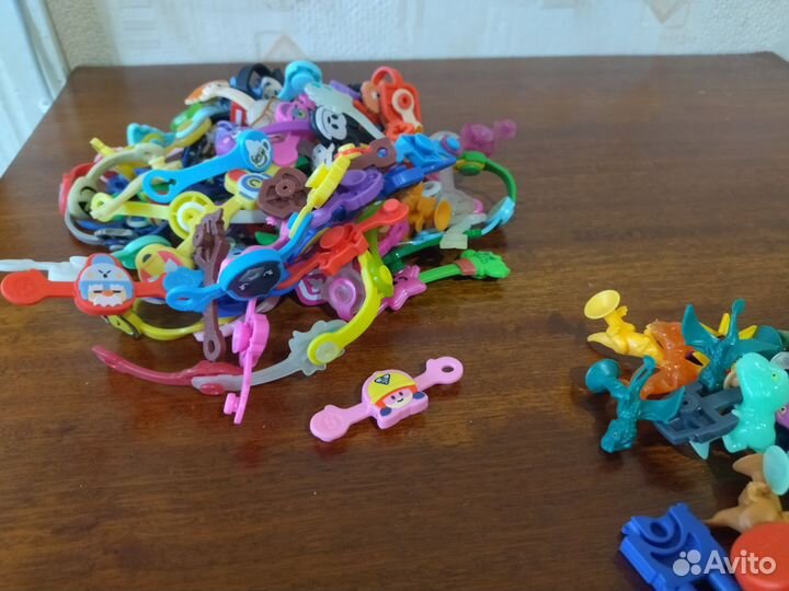 Фишки, карточки игровые, скрепыши и динозавры