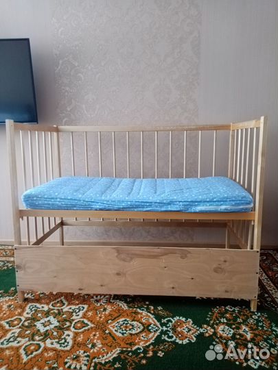 Детская кроватка с матрасом