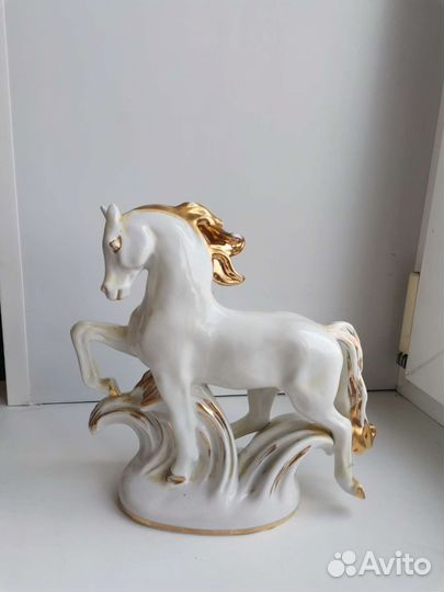 Фарфоровая статуэтка конь лфз