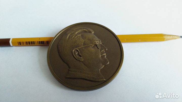 Настольная медаль 