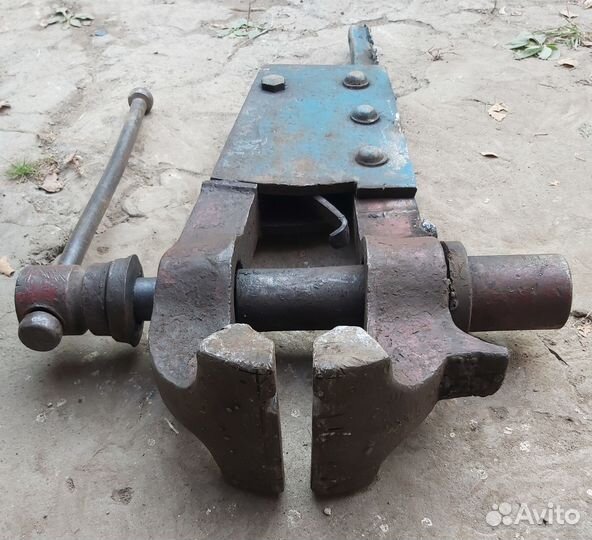 Старинные большие тиски стуловые кузнечные