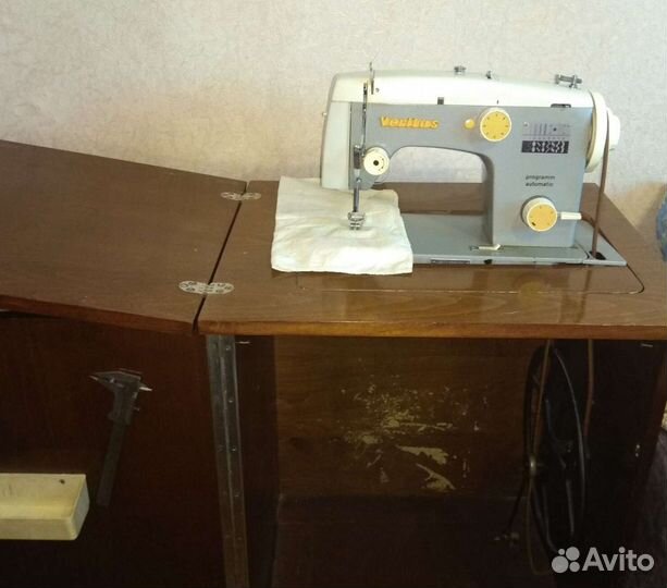 Швейная машина с тумбой
