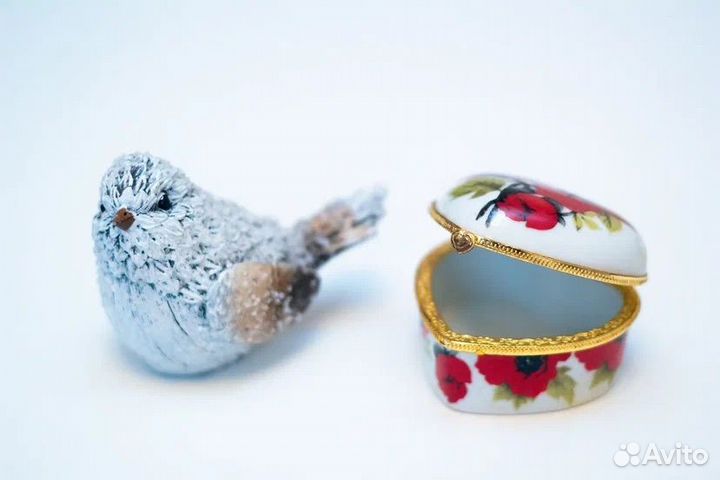 Фарфоровая шкатулка, фигурка птицы, ракушки