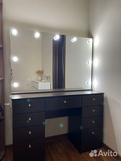 Туалетный столик с зеркалом и подсветкой
