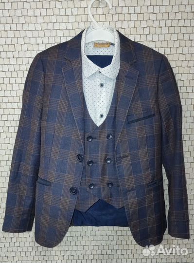 Костюм тройка + 2 рубашки