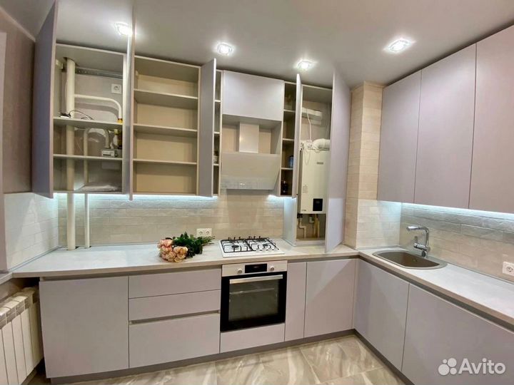 Угловая кухня под потолок на заказ в Омске