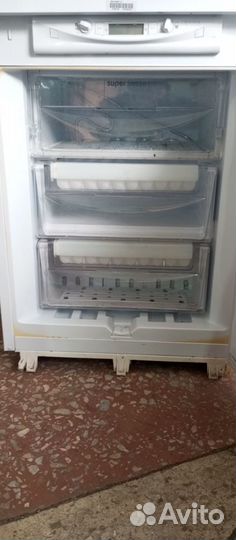 Встраиваемый холодильник Hotpoint Ariston