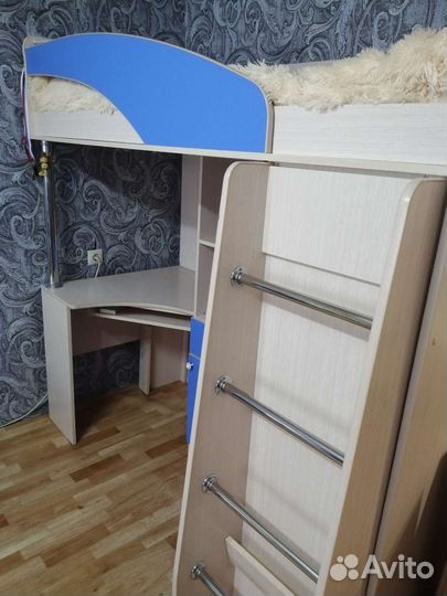 Детская кровать чердак со столом и шкафом