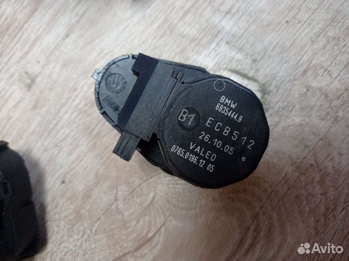 Регулятор заслонок печки на BMW X5 Е53