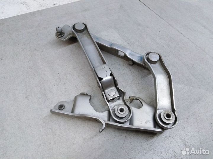 Петля капота левая