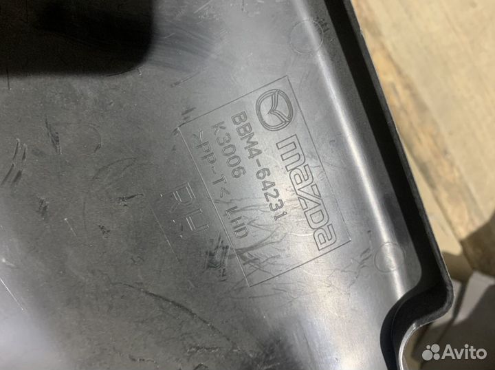 Накладка консоли правая Мазда 3 bl