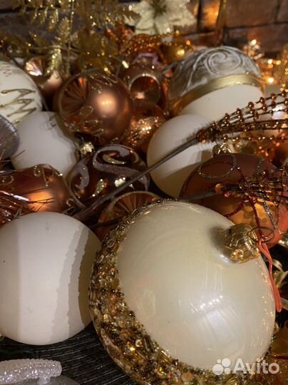 Елочные игрушки, гирлянды, подставка под ёлку