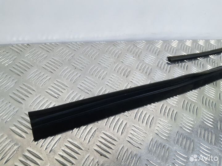 Б/У Уплотнитель стекла двери задней левой верх