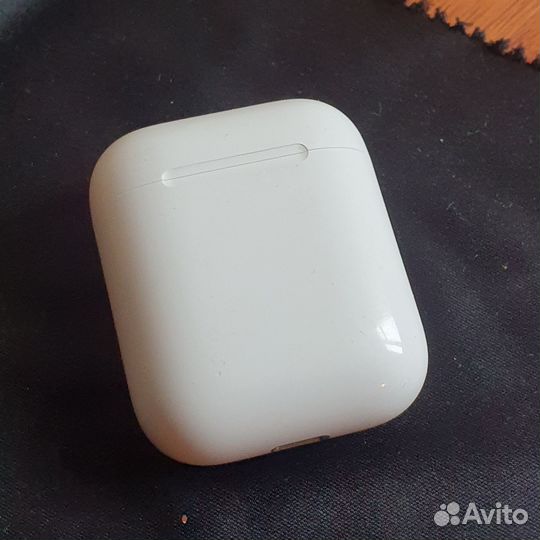 Apple AirPods 2 charging case