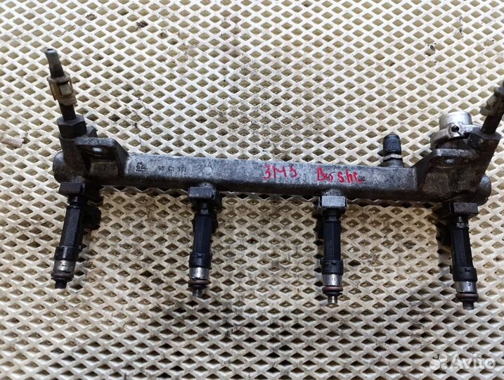 Топливная рампа с форсунками Opel Omega