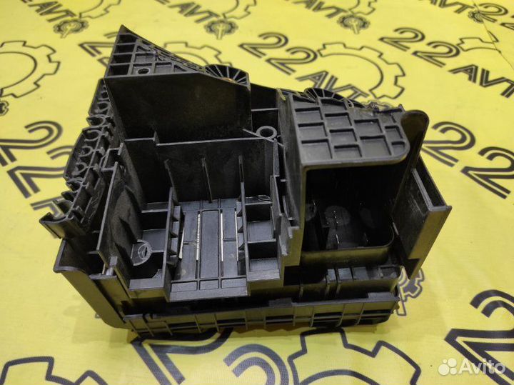 Блок предохранителей под капот Volkswagen Tiguan