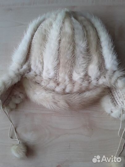 Зимняя шапка с отделкой из натурального меха