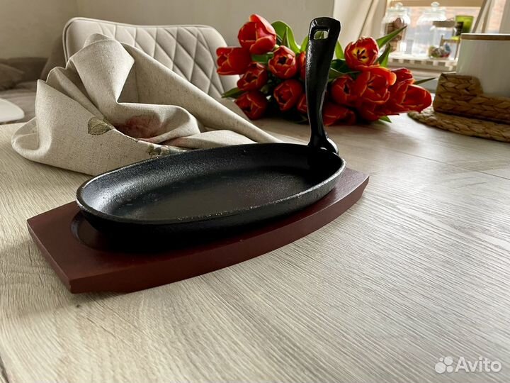 Чугунная сковорода с подставкой новая