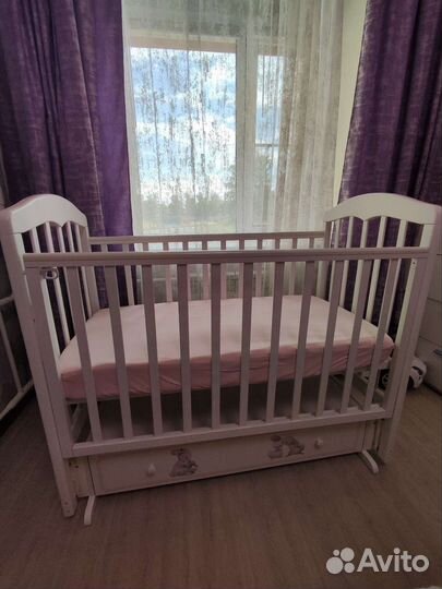 Детская кроватка с маятником и ящиком