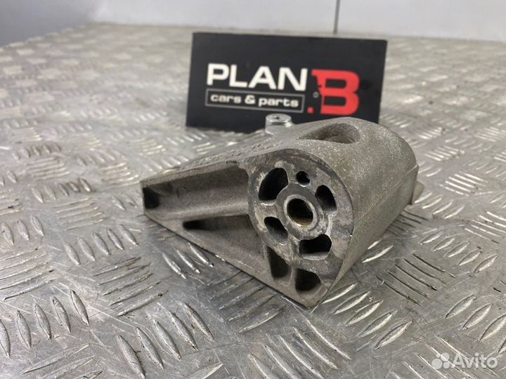 Кронштейн опоры двигателя правый Porsche Cayenne