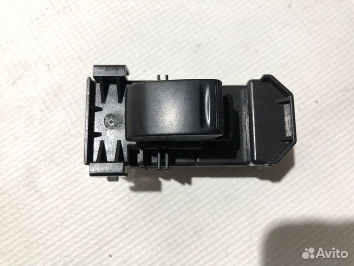 Кнопка стеклоподъемника задняя правая Toyota Vista