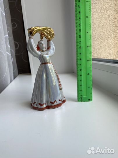 Фарфоровая статуэтка 