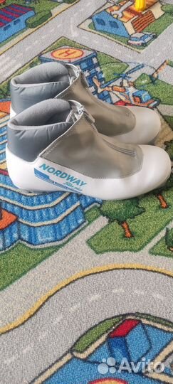 Лыжные палки,ботинки