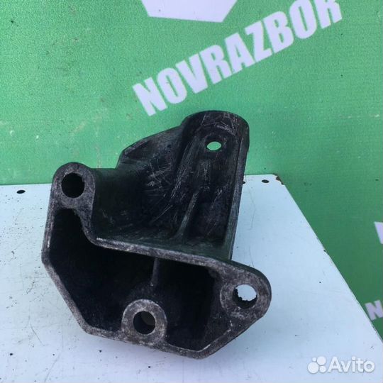 Кронштейн кпп правый Ауди 80 Б2