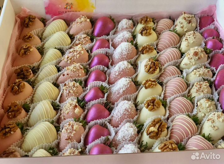 Клубничный набор с цветами