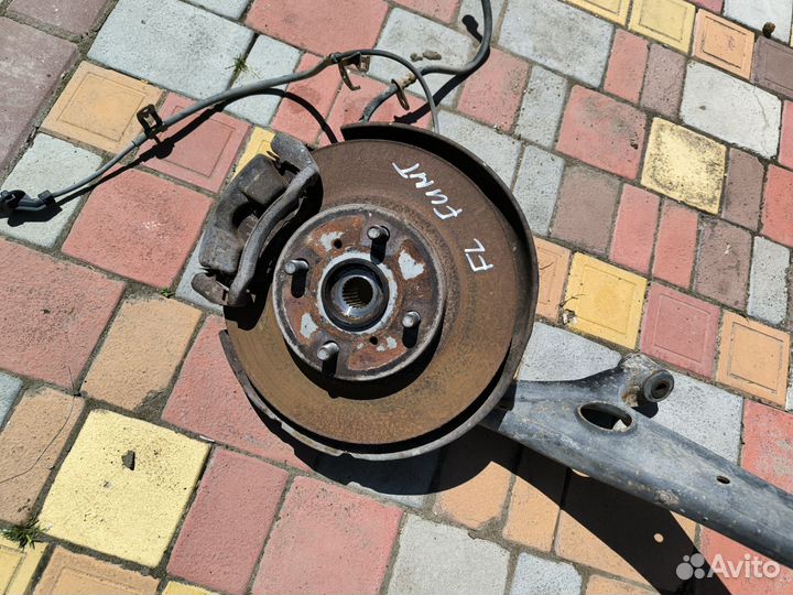 Toyota Funcargo кулак левый в сборе с рычагом