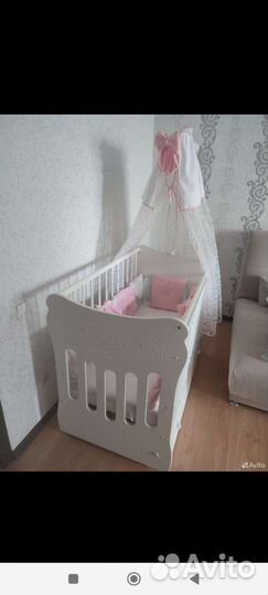 Детская кроватка с маятником белая