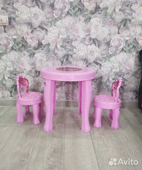 Детский стол и стулья