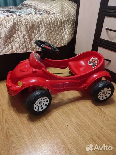 Машинка на педалях