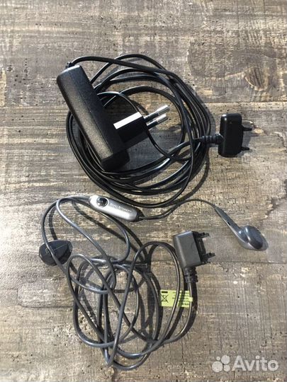 Наушники, зарядные устройства, контейнер