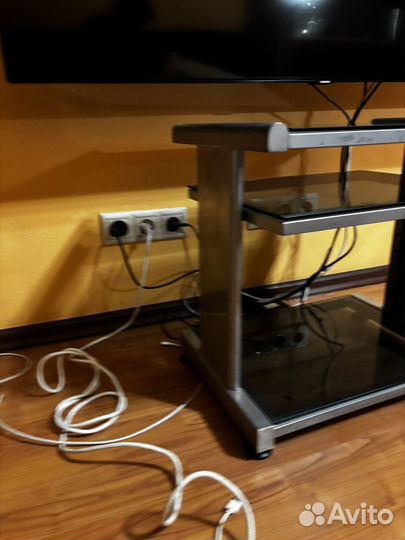 Тумба стеклянная под телевизор тв