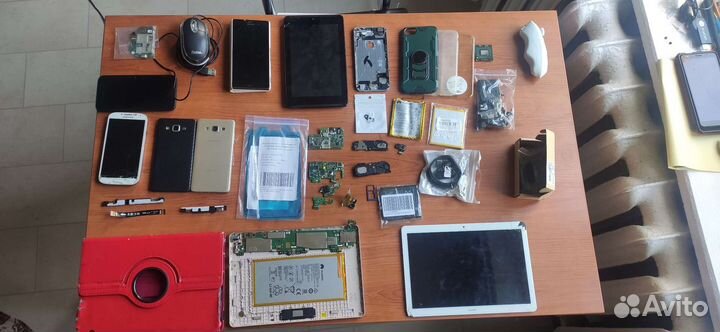 Много разных запчастей для телефонов