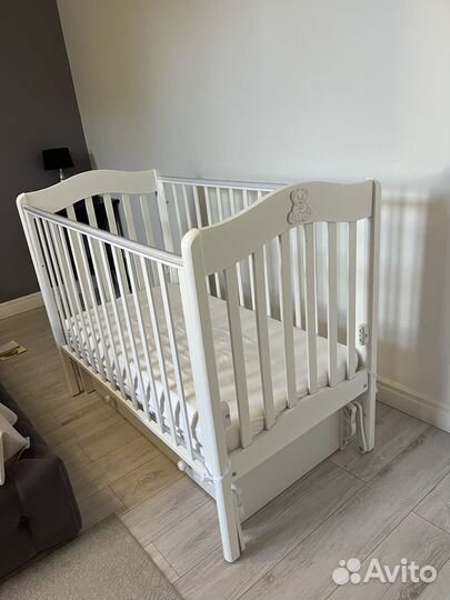 Детская кроватка с маятником